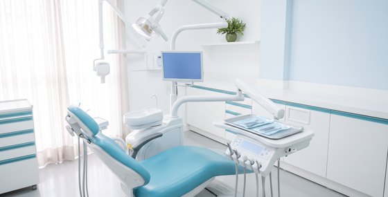 Sala de atendimento da Care Dental, com a cadeira odontológica pronta e a bancada organizada